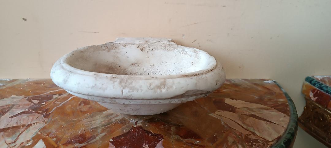 Piccola acquasantiera antica in marmo XVII secolo toscana